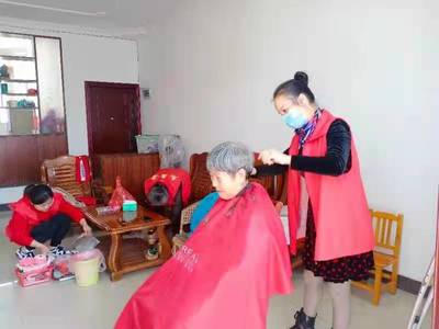 愛(ài)心義剪進(jìn)社區(qū)，志愿服務(wù)情暖老人心