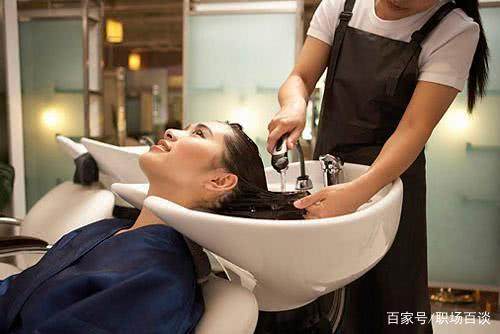 理發店的洗頭小妹越來越少，為何她們都不愿干了？原因很現實