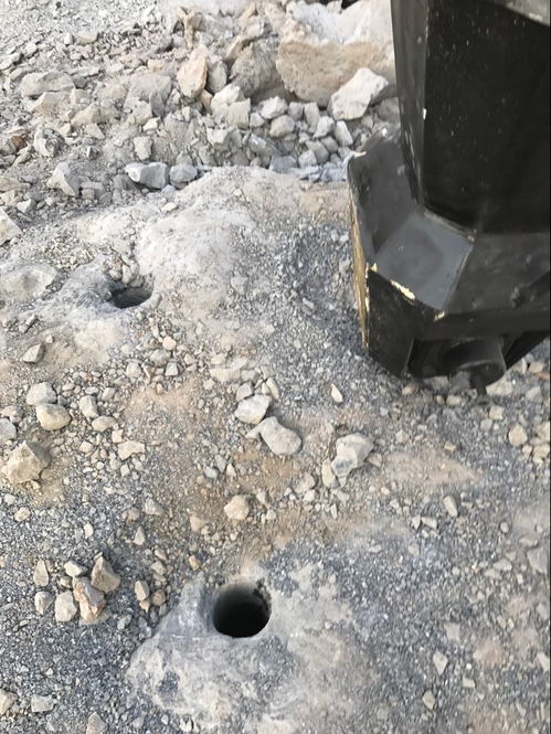 石英石礦山開采中石料破裂難題與開山機(jī)高效處理方案